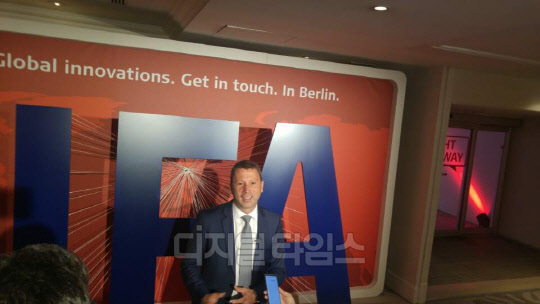 22일(현지시간) 옌스 하이데거 독일 국제가전박람회(IFA) 사장이 포르투갈 리스본 메리어트호텔에서 열린 IFA 2017 글로벌 프레스 콘퍼런스에서 한국 기자들의 질문에 답하고 있다.